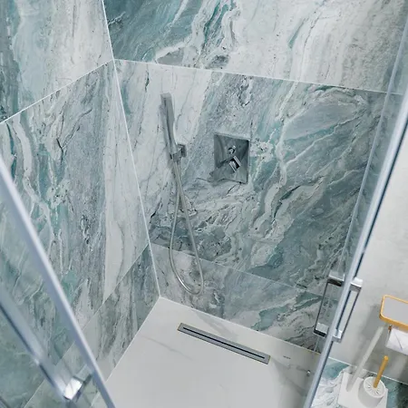 White Titanic Sea View Apartment