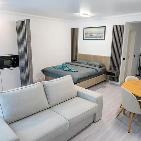 White Titanic Sea View Apartman *